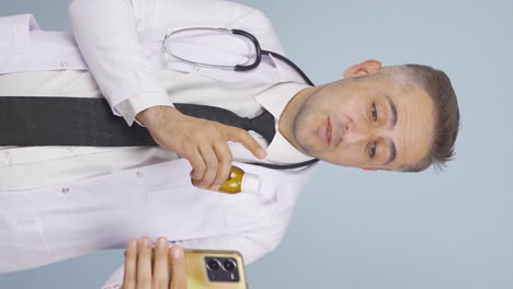Vertikales-Video-Eines-Arztes,-Der-Im-Facetime-Medikamente-Beschreibt.